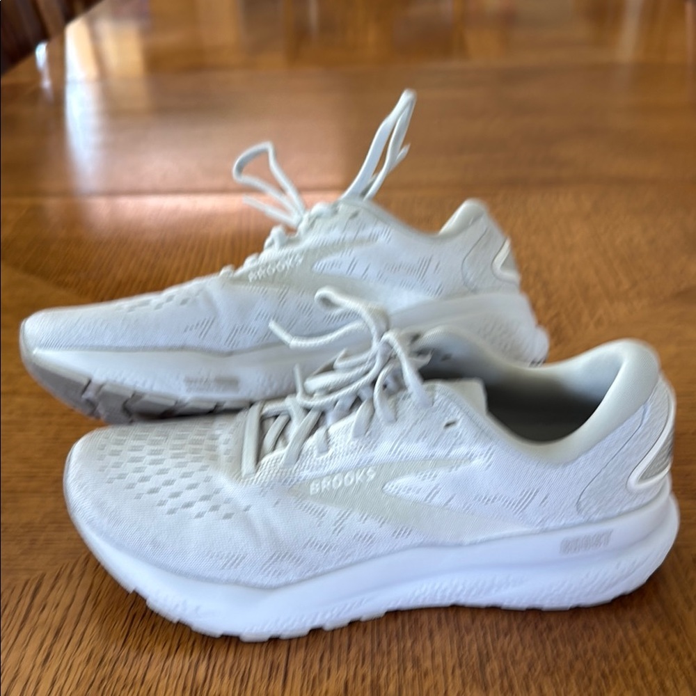 Brooks Ghost 16 White Running shoes size 7.5